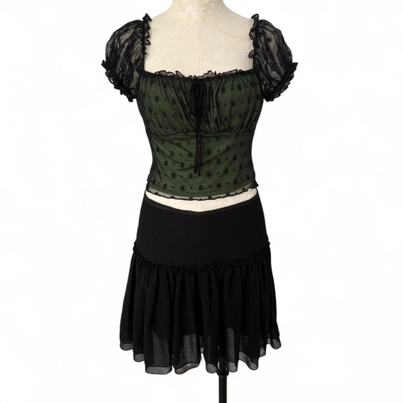 Banana Republic Dresses & Skirts - Banana Republic Black Mini Skirt - Size 6